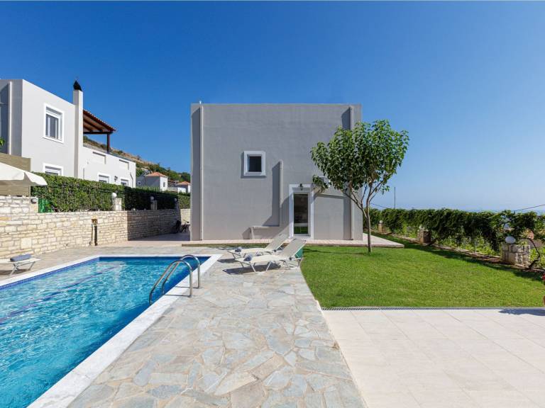 Vacation home with private pool, barbeque & yard | Mountain view in Rethymno
