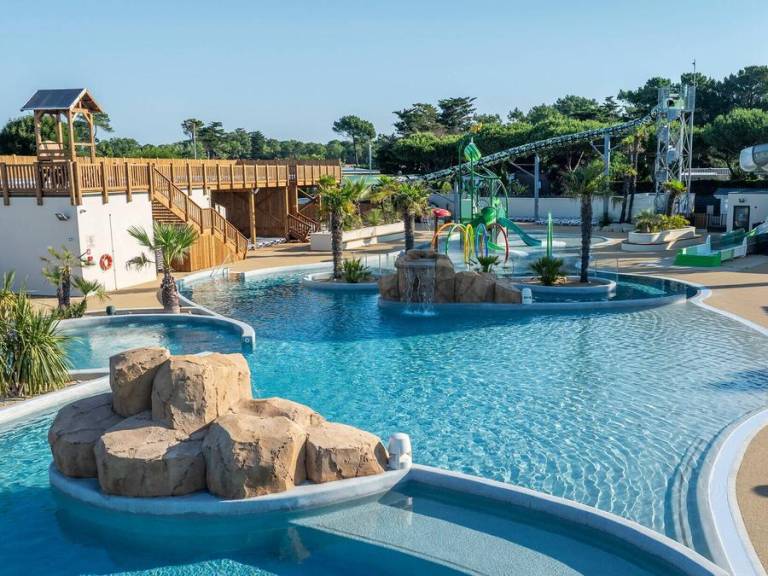 Children-friendly mobile home with patio & heated pool | Pets are welcome — photo 2