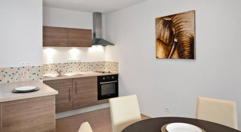 Serviced apartment with yard & terrace — photo 2
