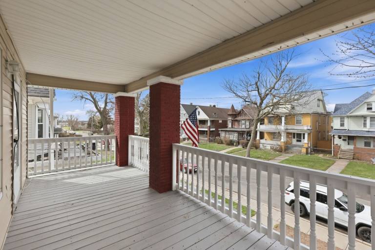 Modern Niagara Loft with Private Sunset Balcony — photo 2