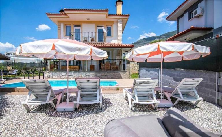 Villa with pool, yard & BBQ — photo 3