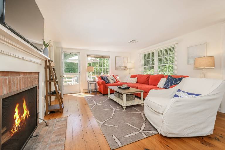 Azure Cottage: Central A/C & Hot Tub — photo 3
