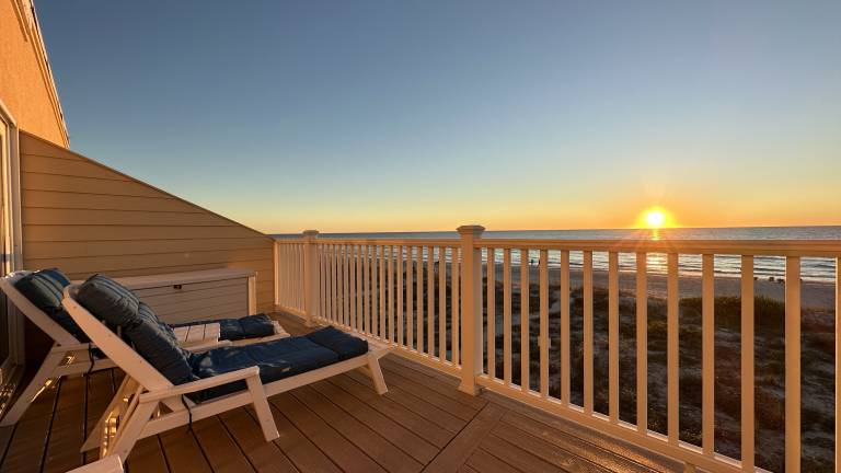 Beachfront Bliss, Breathtaking Views, Natural Beauty, & Private Entrance! — photo 2
