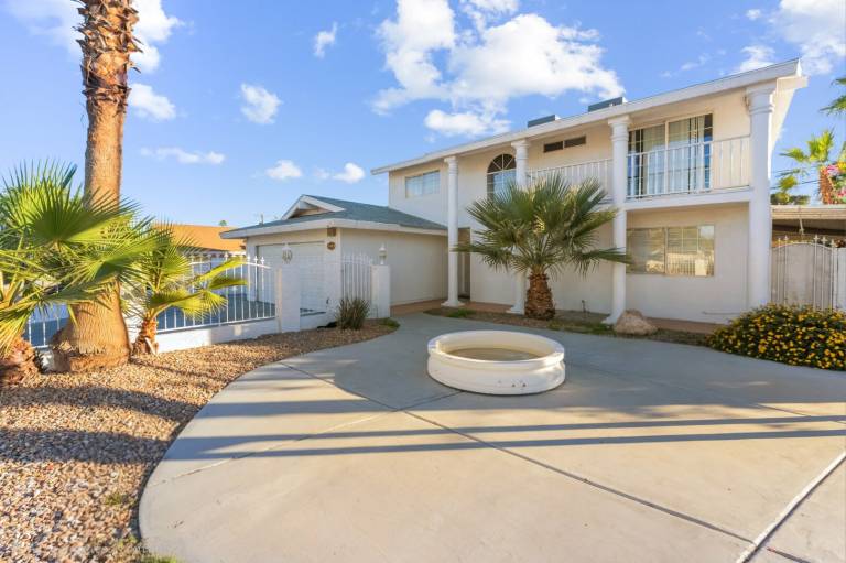 Vacation home with pool & yard — photo 3