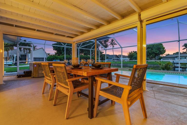 Vacation home with patio, private pool & barbecue | Water view — photo 2