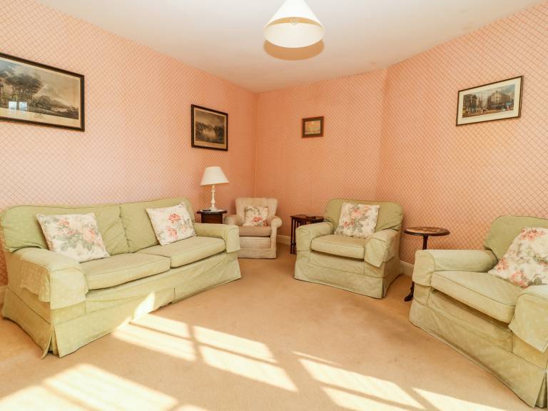 Cottage with garden — photo 2