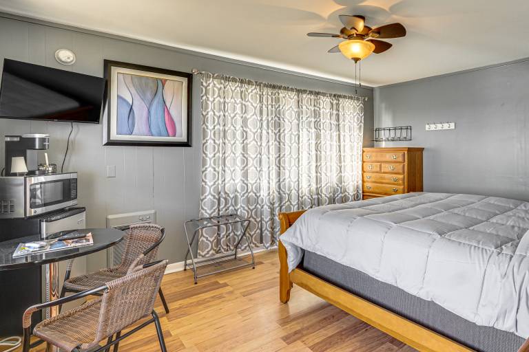 Explore the Bagnell Strip! Studio w/ Pool Access — photo 2