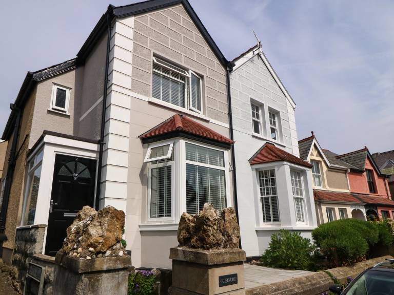 Cottage with garden | Beach view in Conwy