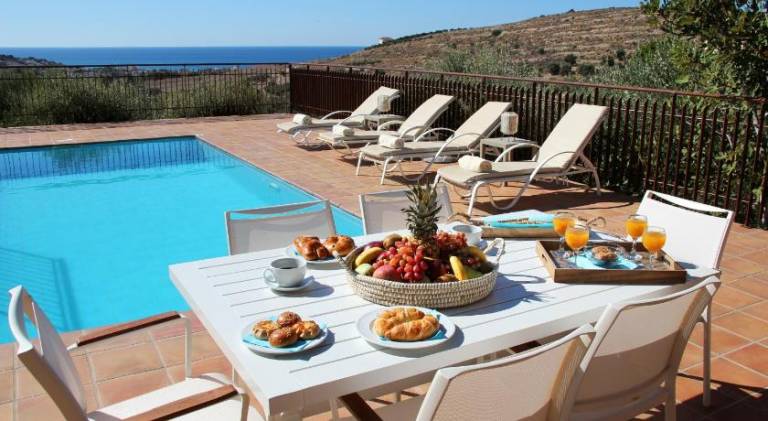Villa with jacuzzi, barbecue & private pool in Heraklion