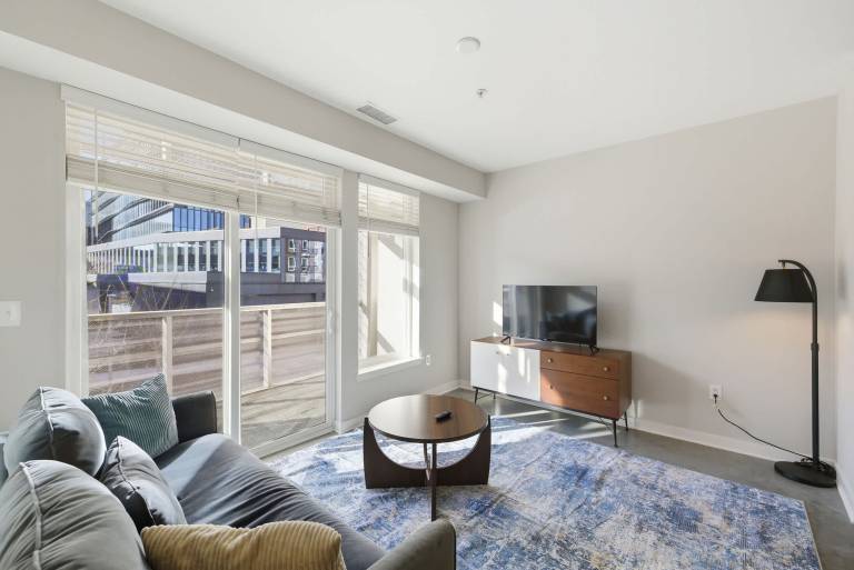 CozySuites Modern 1BR Monument Circle w parking