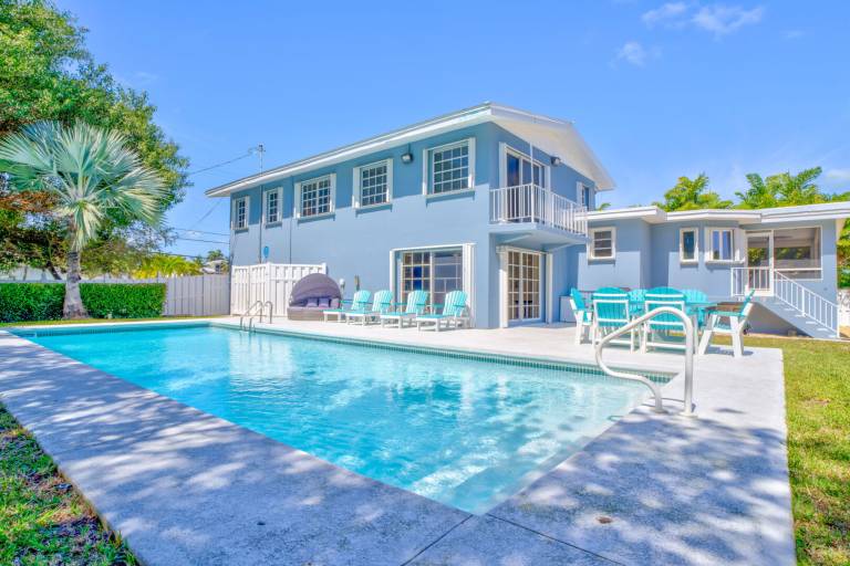 Easy Breezy Family Complex 5BR 3BTH 100ft Dock, Pool, & Beach! in Marathon, FL