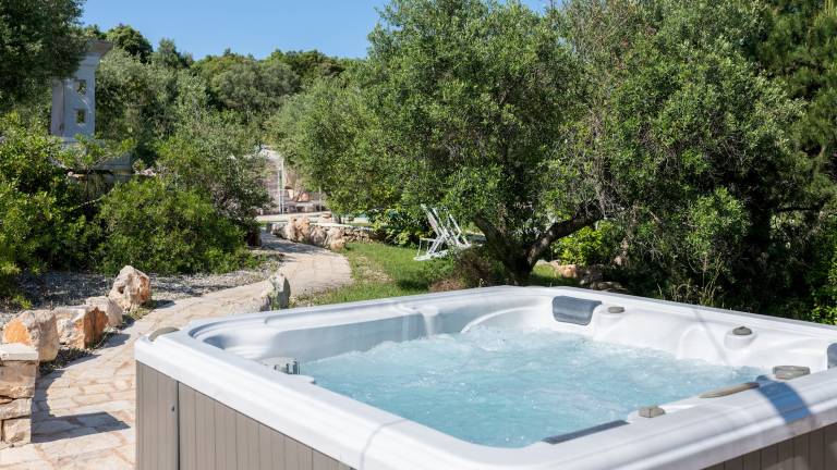 Villa with hot tub, barbeque & patio | Garden view — photo 3