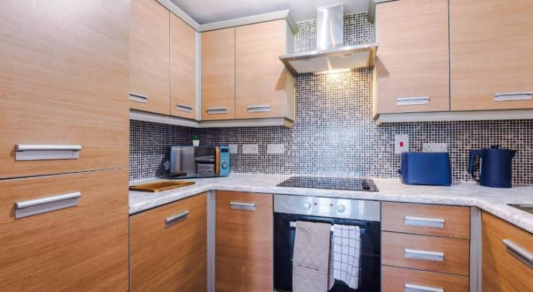 Salford Urban Escape - Stylish Allure Modern 2BR Stay for 6 - Smart Business or Work Ready by Parydi — photo 5