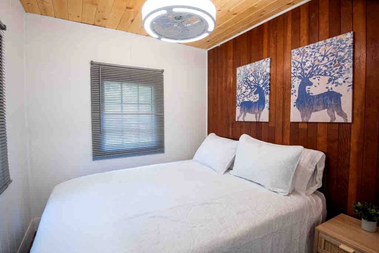 Gorgeous Cottage with Fireplace and Fire Pit in Kawartha Lakes, Ontario — photo 4