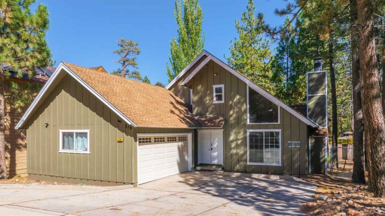 Rustic Ridge. Walking Distance to the Park & Lake. Jacuzzi tub. BBQ. Games Galore & Game Room! in Big Bear Lake, CA