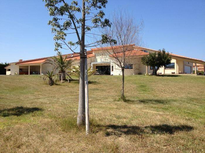 Villa with private pool, grill & yard | City view — photo 2
