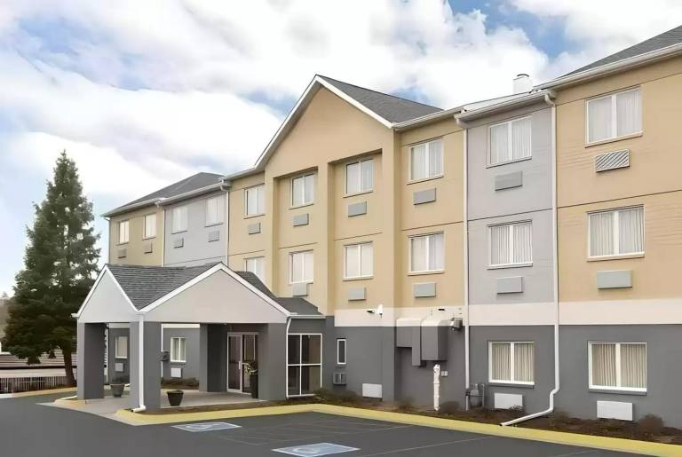 Dubuque Inn and Suites in Dubuque, IA