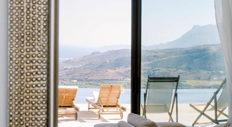 Villa with pool — photo 5