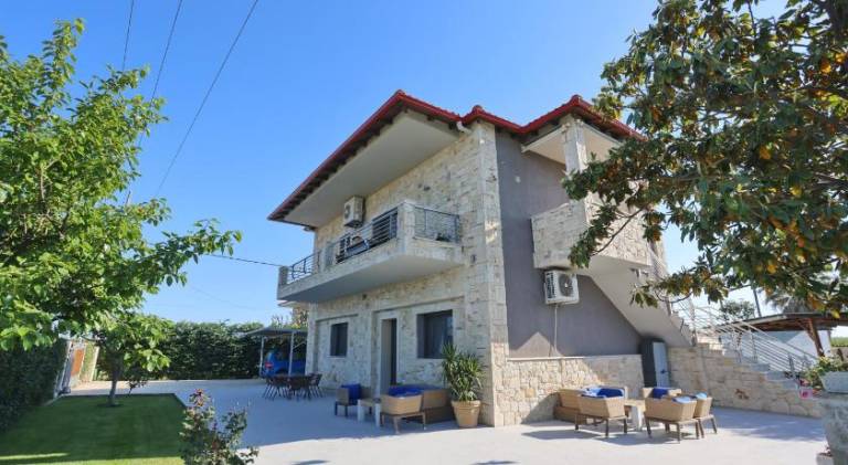 House with garden, barbeque & patio in Kassandra