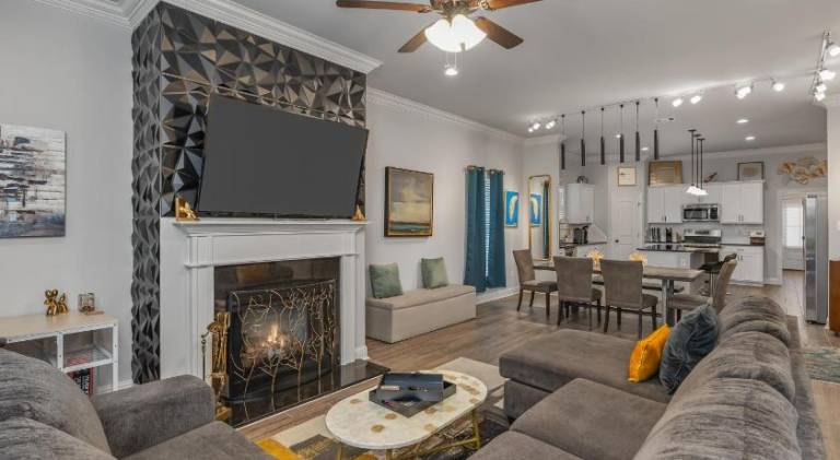 Fully equipped beautiful vacation home with yard, patio & barbecue | Perfect for remote work | Pet-friendly — photo 2