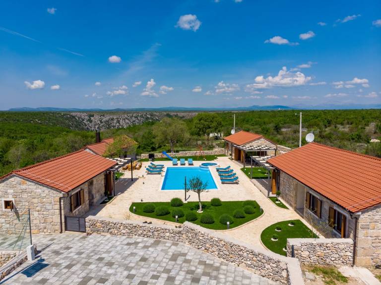 Villa with yard, BBQ & jacuzzi | Mountain view — photo 5