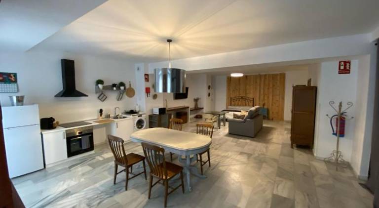 Lovely apartment with patio | Pet-friendly — photo 2
