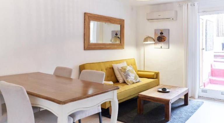 Holiday apartment with patio | Near Magic Fountain of Montjuïc | Pets allowed — photo 3