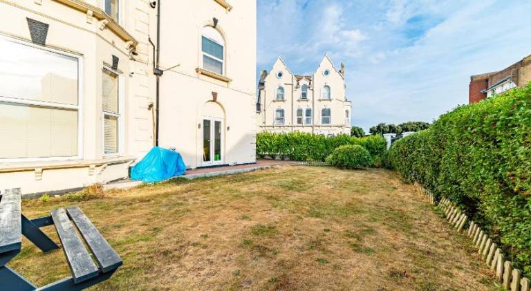 Holiday apartment with yard — photo 2