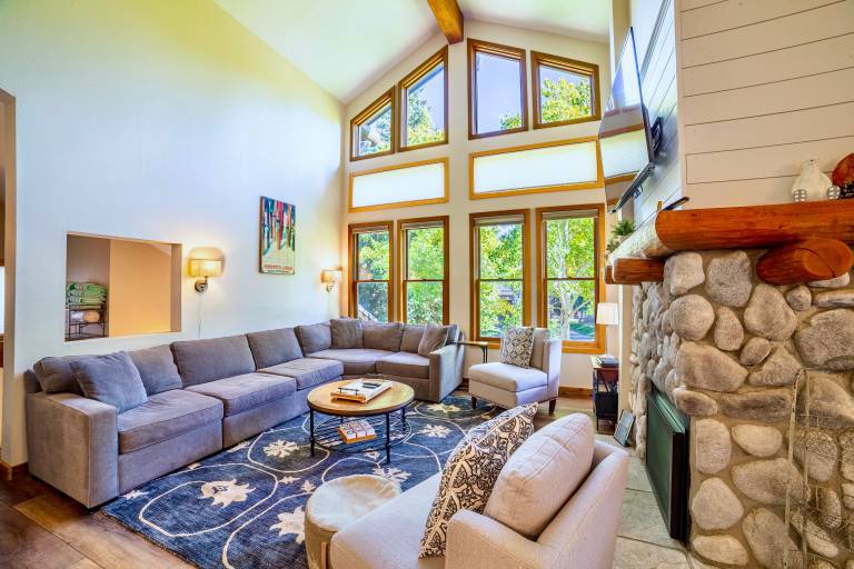 Family-friendly big vacation home with grill & jacuzzi | Mountain view | Pets are welcome in Mammoth Lakes, CA