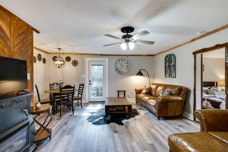 Pet-Friendly Granbury Home w/ Yard, Near Downtown! — photo 4