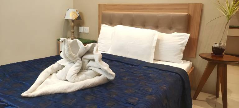 Rental apartment with pool & yard | Suitable for remote work in Noida