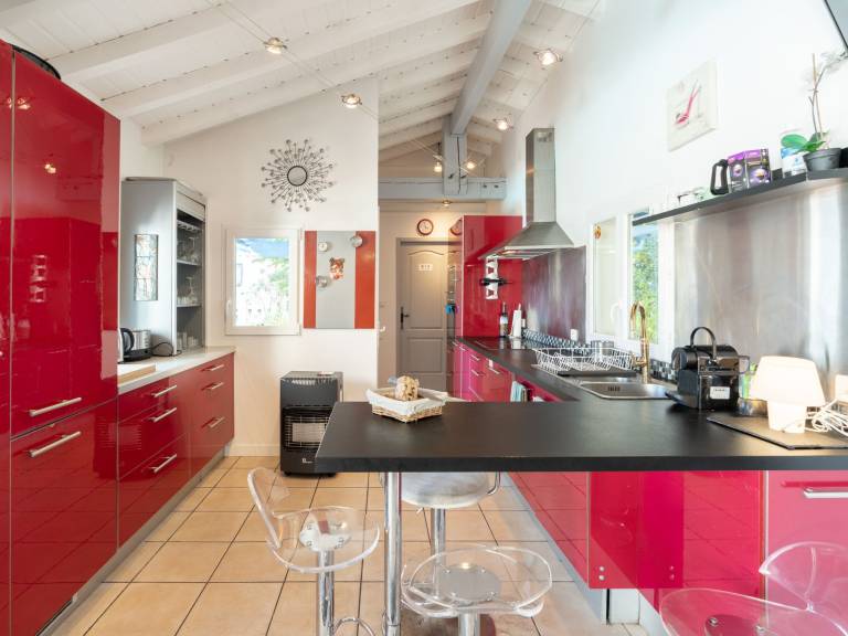 Vacation home with private pool, terrace & grill — photo 4