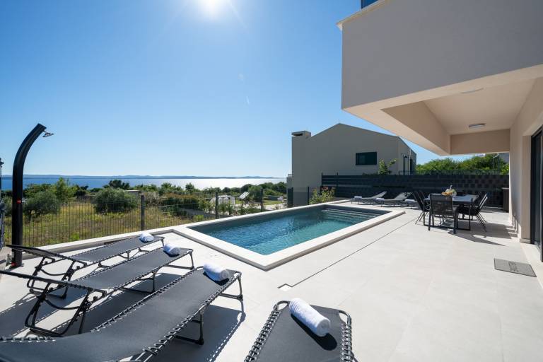 Fully equipped pleasant villa with private pool, patio & yard | Pets allowed — photo 4