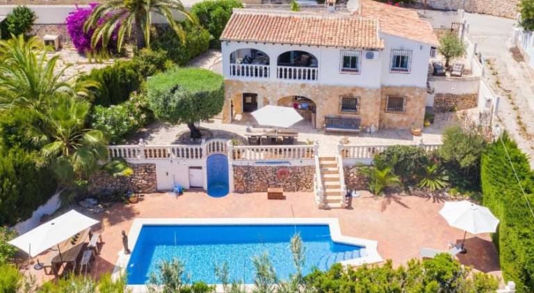 Fully equipped villa with terrace, private pool & yard | Dogs allowed in Mora