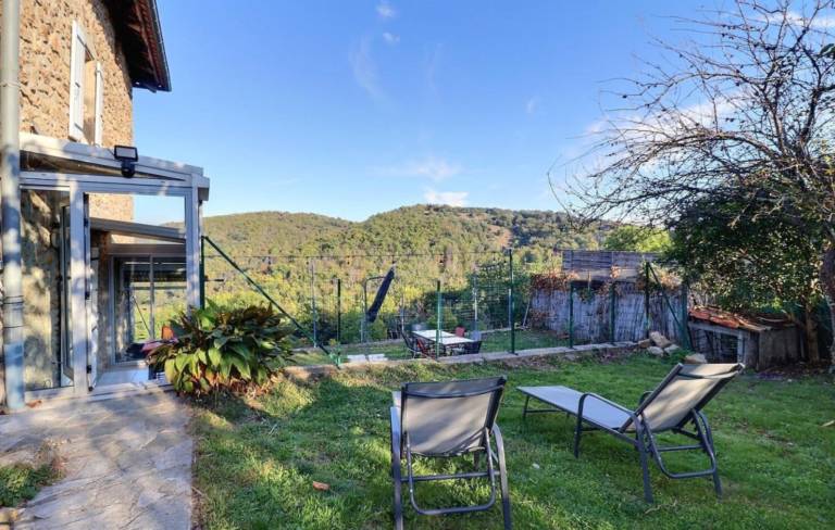 Fully equipped vacation home with fast internet, barbeque & patio | Garden view | Pet-friendly — photo 4