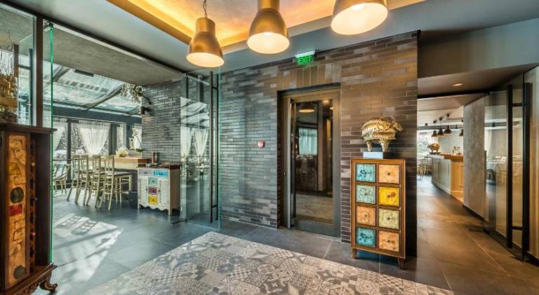 All Seasons Residence Design Hotel - Free parking — photo 4