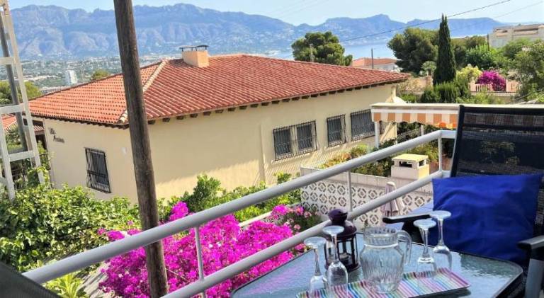 Holiday apartment with pool, garden & patio — photo 3