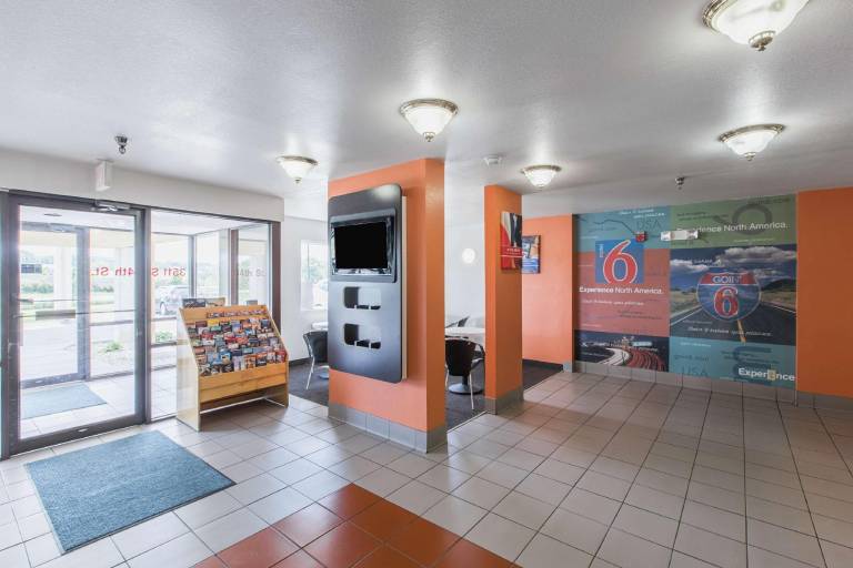 Motel 6 Omaha, NE - Central — photo 5