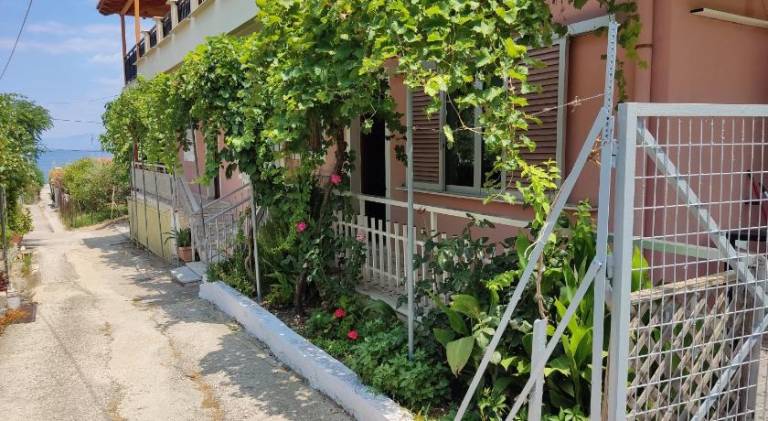 Rental apartment with yard & patio in Xylokastro-Evrostina