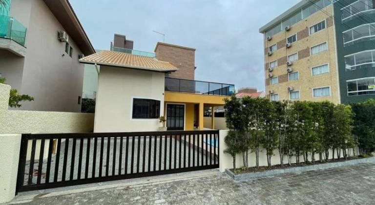 Vacation home with pool — photo 3