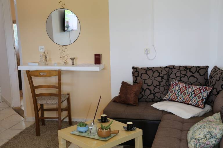 Apartment with yard, BBQ & patio — photo 3