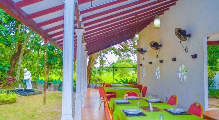 Serviced apartment with yard, pool & patio | Suitable for remote work | Pets allowed — photo 5