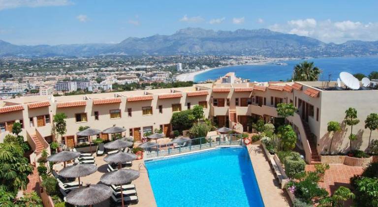 Rental apartment with yard, pool & jacuzzi | Pet-friendly in L'Alfas del Pi