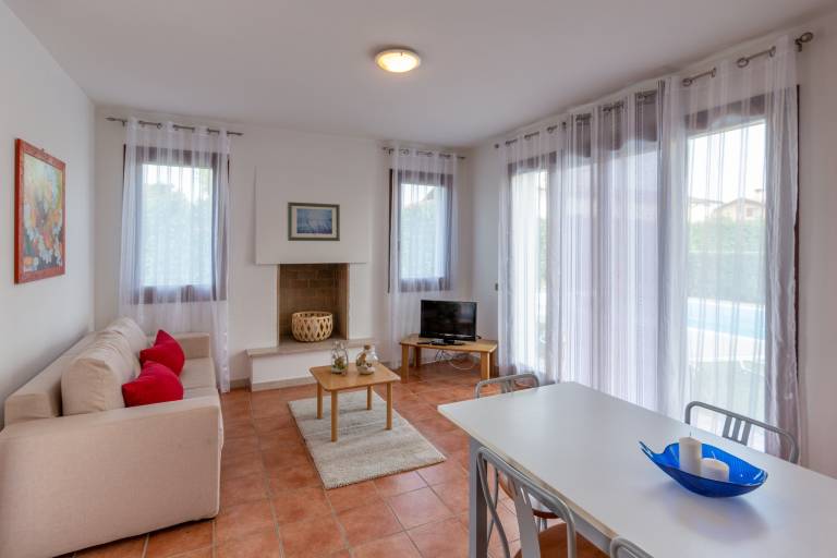 Fully equipped villa with garden, patio & pool | Pet-friendly — photo 2