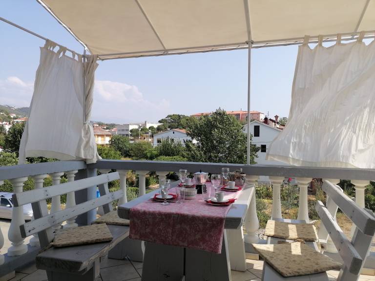 Holiday apartment with yard, grill & terrace | Pets allowed in Rab