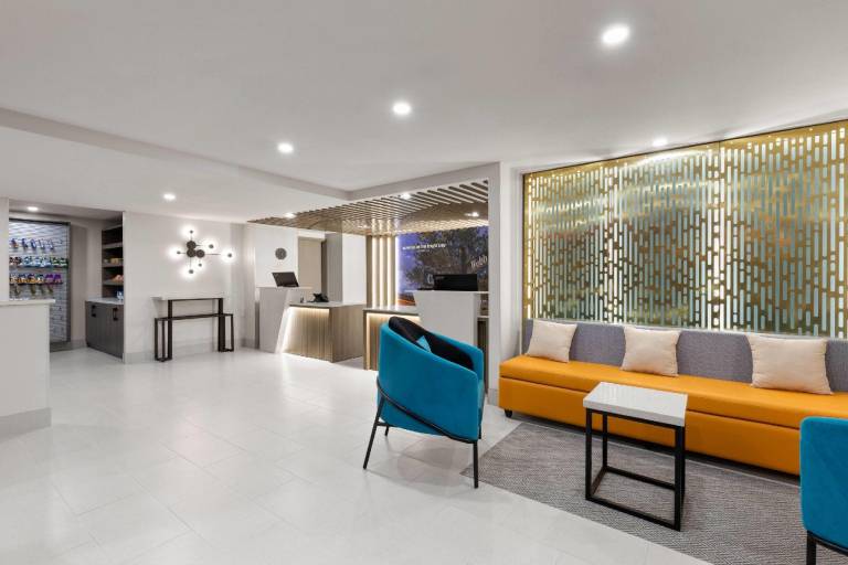 La Quinta Inn & Suites by Wyndham Atlanta Roswell — photo 2