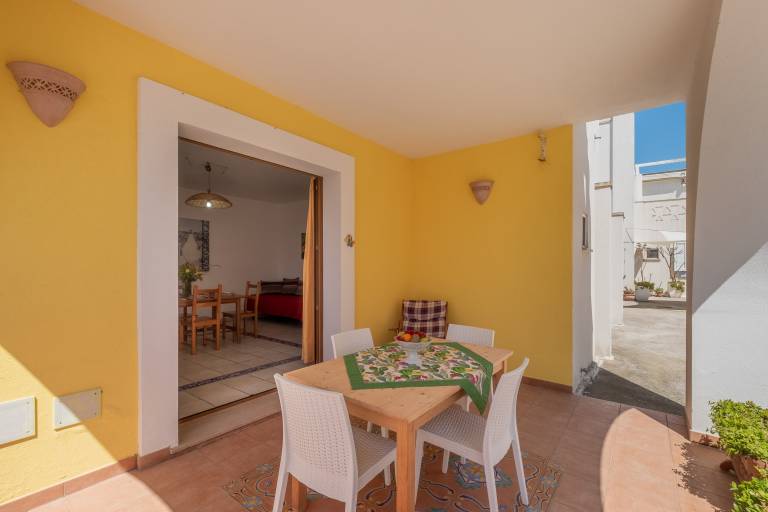 Vacation home with patio | City view — photo 4