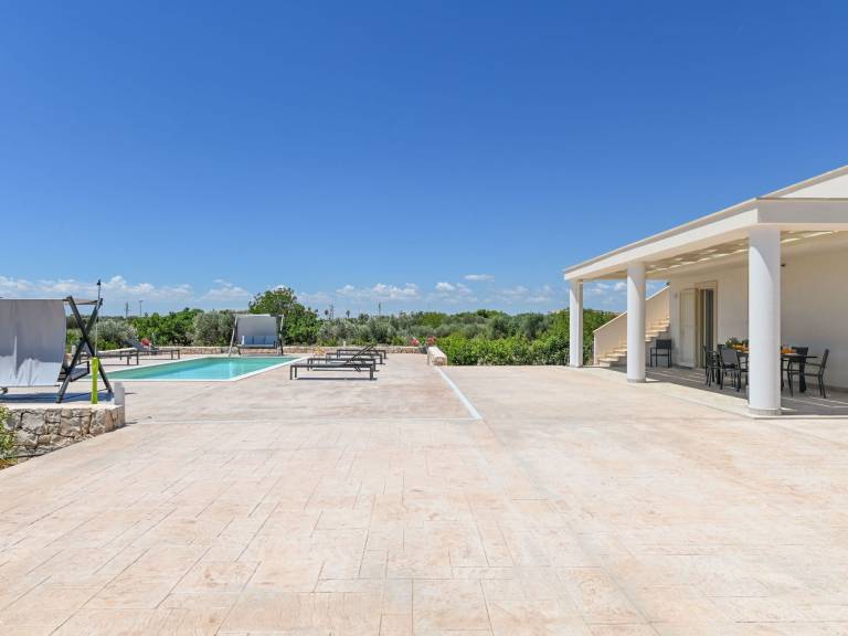 Vacation home with yard, private pool & BBQ — photo 5