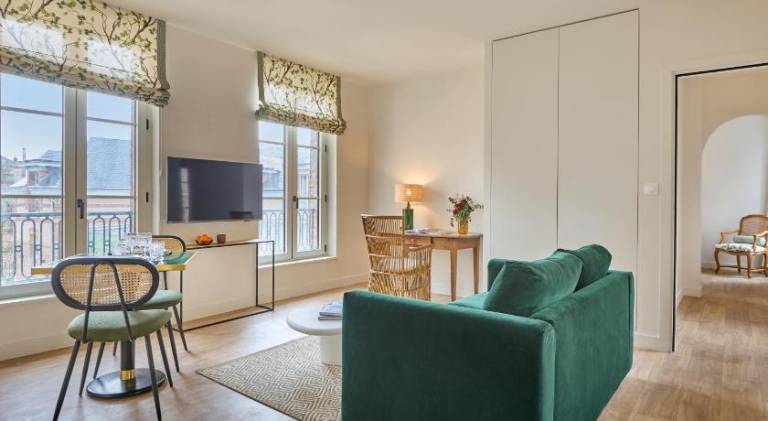 Serviced apartment with patio | Pet-friendly — photo 2