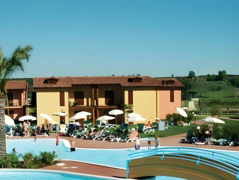 Serviced apartment with garden, patio & pool | Dogs allowed in Peschiera del Garda
